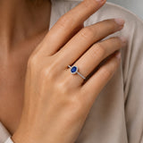 ANILLO ZAFIRO OVAL CON ORLA DE DIAMANTES