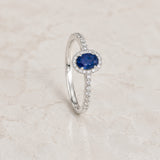 ANILLO ZAFIRO OVAL CON ORLA DE DIAMANTES