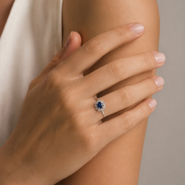 ANILLO ROSETON OVAL ZAFIRO Y DIAMANTES CON GARRAS DE ILUSION