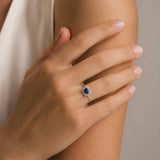 ANILLO ROSETON OVAL ZAFIRO Y DIAMANTES CON GARRAS DE ILUSION