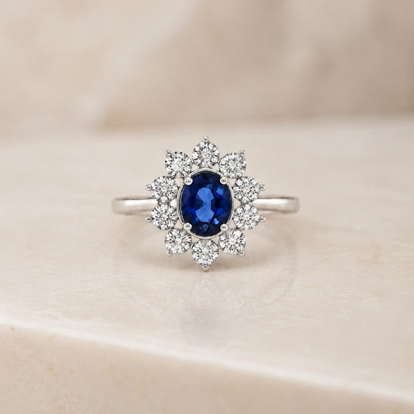 ANILLO ROSETON OVAL ZAFIRO Y DIAMANTES CON GARRAS DE ILUSION