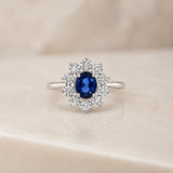 ANILLO ROSETON OVAL ZAFIRO Y DIAMANTES CON GARRAS DE ILUSION