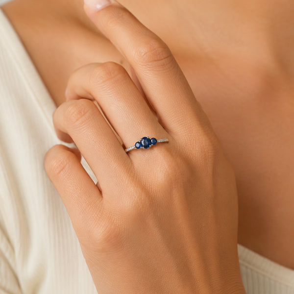 ANILLO TRIO DE ZAFIROS CON DIAMANTES