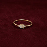ANILLO CUADRADO CON DIAMANTES ENGASTADOS EN PAVE