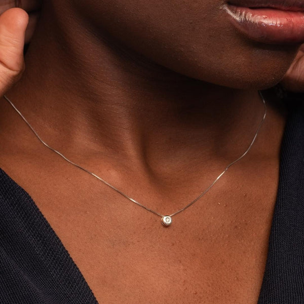 COLGANTE DIAMANTE CHATON 0.050 QUILATES PUNTO DE LUZ