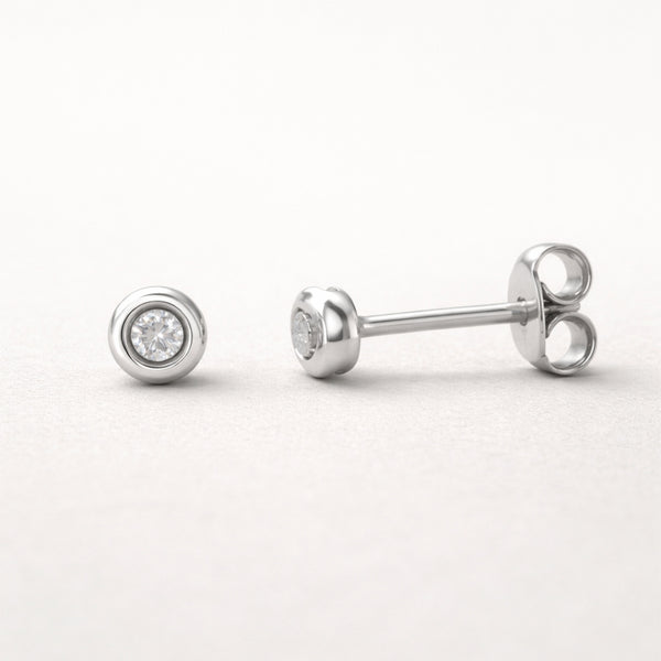 PENDIENTES CON DIAMANTE CHATON 0.10 QUILATES PUNTO DE LUZ