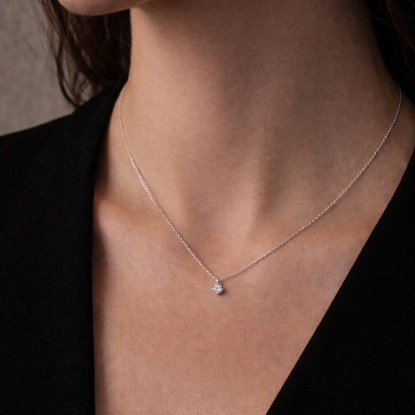 COLGANTE CON DIAMANTE GARRAS ROMBO 0.15 QUILATES PUNTO DE LUZ