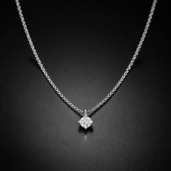 COLGANTE CON DIAMANTE GARRAS ROMBO 0.15 QUILATES PUNTO DE LUZ