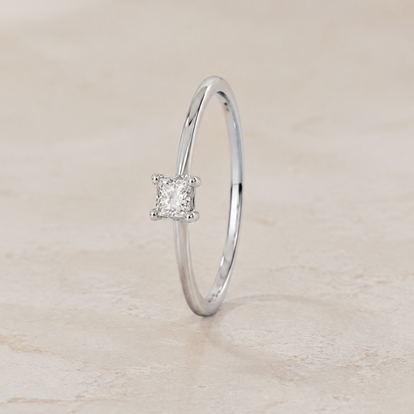 ANILLO CON DIAMANTE PRINCESA EN GARRAS