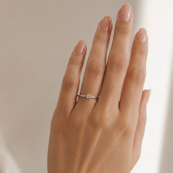 ANILLO CON DIAMANTE PRINCESA EN GARRAS