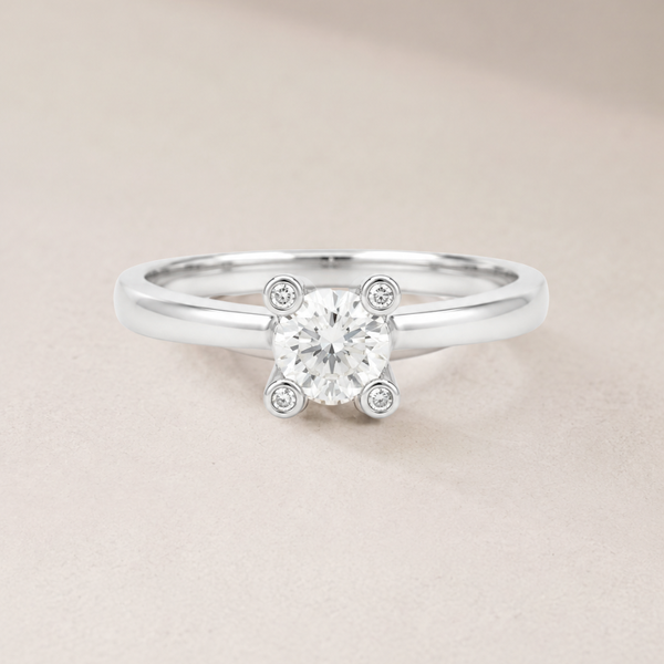 ANILLO DIAMANTE CENTRAL CON LATERALES