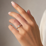 ANILLO DIAMANTE CENTRAL CON LATERALES