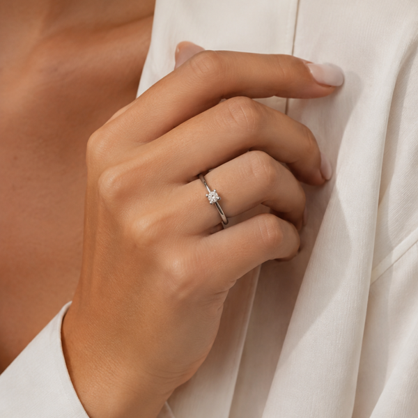 SOLITAIRE DIAMOND RING WITH SQUARE PRONGS