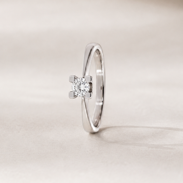 SOLITAIRE DIAMOND RING WITH SQUARE PRONGS