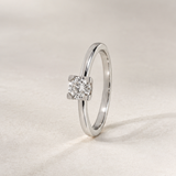 ANILLO SOLITARIO EN GARRAS CUADRADAS