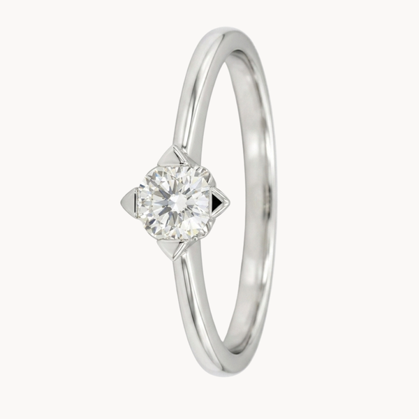 ANILLO SOLITARIO CON GARRAS TRIANGULARES