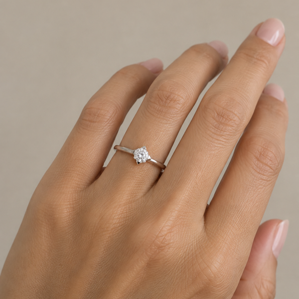 ANILLO SOLITARIO CON GARRAS TRIANGULARES