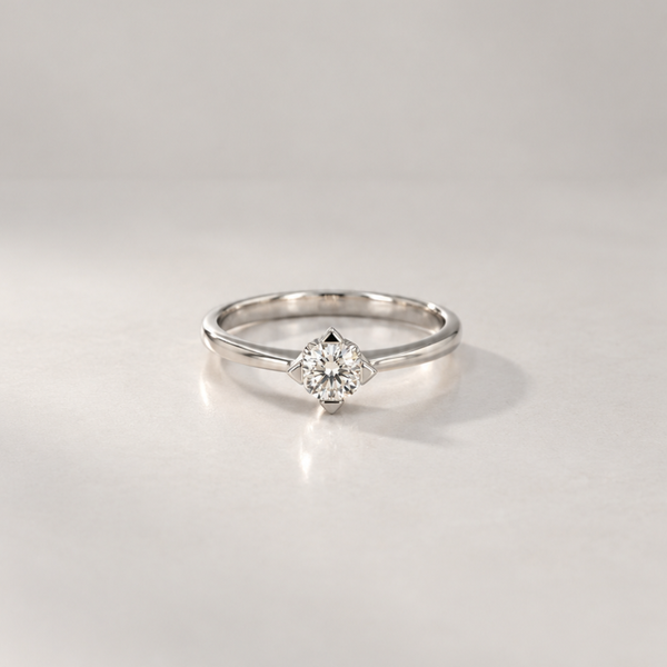 ANILLO SOLITARIO CON GARRAS TRIANGULARES