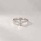 ANILLO SOLITARIO CON GARRAS TRIANGULARES