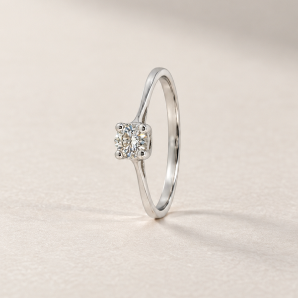 ANILLO SOLITARIO EN CUATRO GARRAS