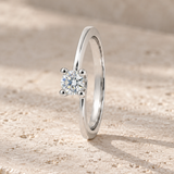 ANILLO SOLITARIO CON BRAZOS ASIMETRICOS