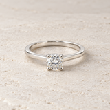 ANILLO SOLITARIO CON DIAMANTE CUATRO GARRAS BANDA AFILADA