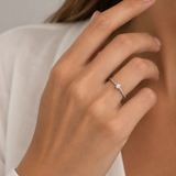 ANILLO SOLITARIO CON DIAMANTE CUATRO GARRAS BANDA AFILADA