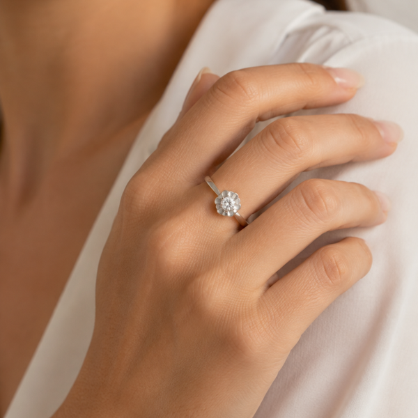ANILLO FLOR CON DIAMANTE CENTRAL