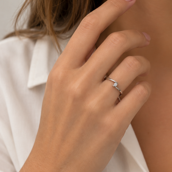 ANILLO SOLITARIO CRUZADO CON DIAMANTE 0.10 QUILATES EN SUSPENSION