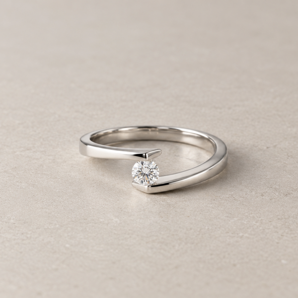 ANILLO SOLITARIO CRUZADO CON DIAMANTE 0.10 QUILATES EN SUSPENSION