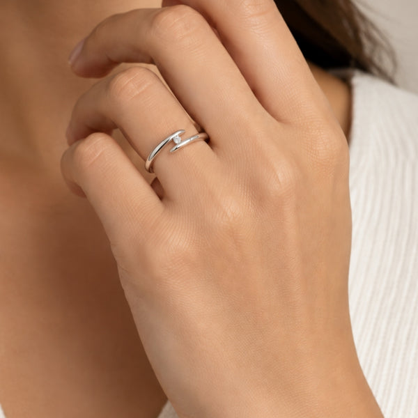 ANILLO SOLITARIO CRUZADO CON DIAMANTE 0.050 QUILATES