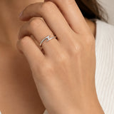 ANILLO SOLITARIO CRUZADO CON DIAMANTE 0.050 QUILATES