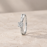 ANILLO SOLITARIO CON LOS BRAZOS ENTRELAZADOS