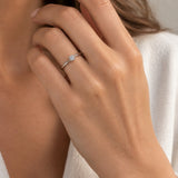 ANILLO SOLITARIO DIAMANTE 0.25 QUILATES CUATRO GARRAS BANDA EN DIAGONAL