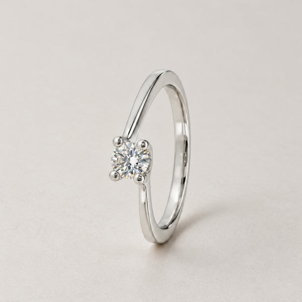 ANILLO SOLITARIO DIAMANTE 0.25 QUILATES CUATRO GARRAS BANDA EN DIAGONAL