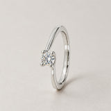 ANILLO SOLITARIO DIAMANTE 0.25 QUILATES CUATRO GARRAS BANDA EN DIAGONAL