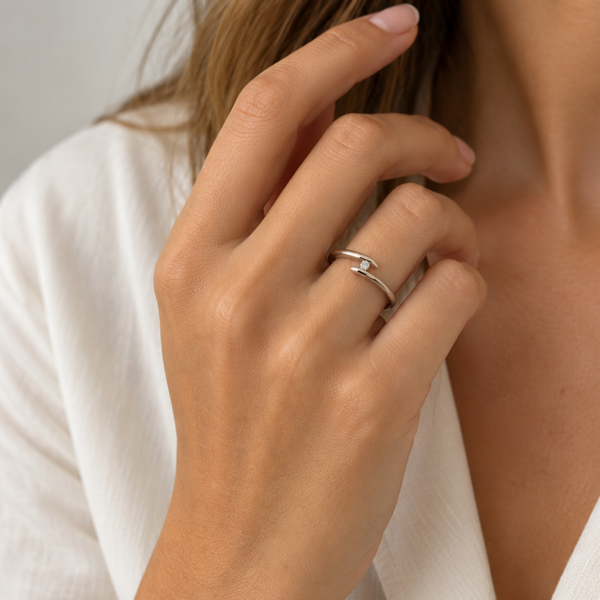 ANILLO SOLITARIO CRUZADO CON DIAMANTE 0.12 QUILATES EN SUSPENSION