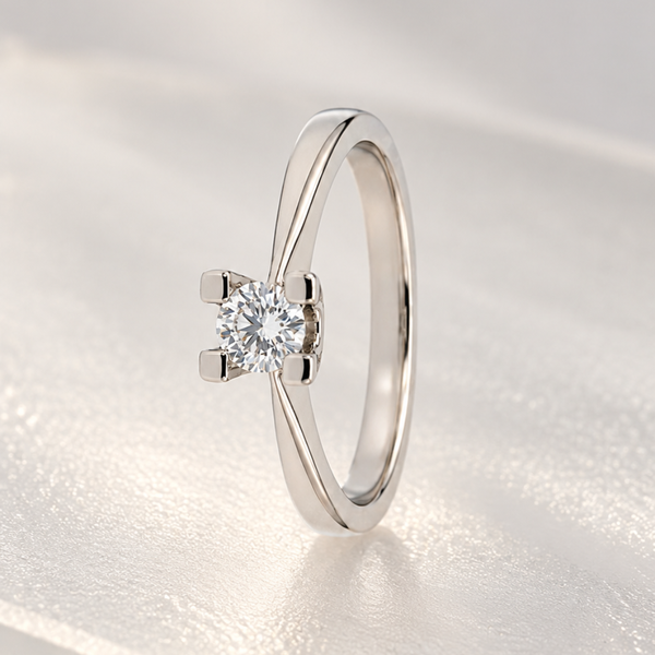 SOLITAIRE RING WITH SQUARE PRONGS