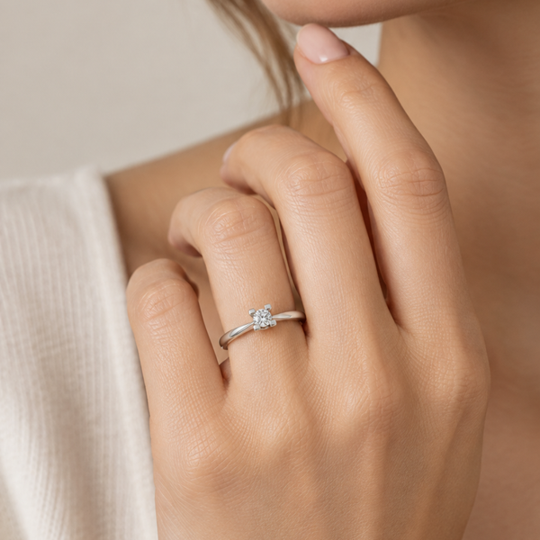 SOLITAIRE RING WITH SQUARE PRONGS
