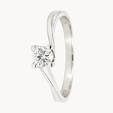 Solitaire ring with asymmetrical prongs