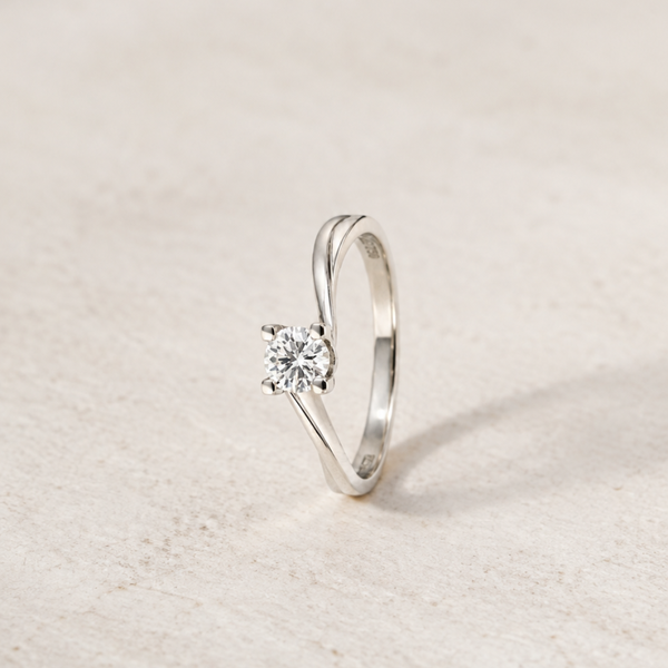ANILLO SOLITARIO EN BRAZOS ASIMETRICOS