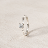 Solitaire ring with asymmetrical prongs