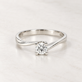 Solitaire ring with asymmetrical prongs