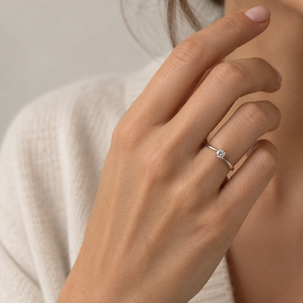 ANILLO SOLITARIO EN BRAZOS ASIMETRICOS