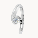 ANILLO SOLITARIO CON BRAZOS ASIMETRICOS