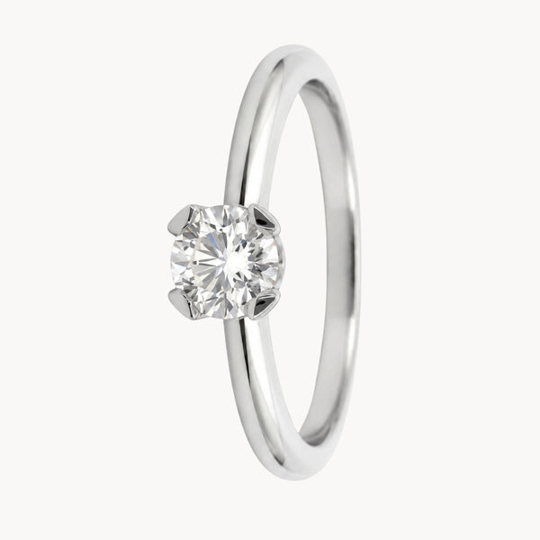 ANEL SOLITÁRIO DE DIAMANTE DE 0,55 QUILATES, COM GARRAS ARREDONDADAS, CERTIFICADO GIA