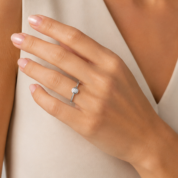 SOLITAIRE DIAMOND RING WITH PLAIN HALO