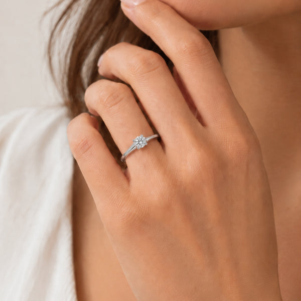 ANILLO SOLITARIO BANDA TRIANGULAR CON DIAMANTE 0.40 QUILATES