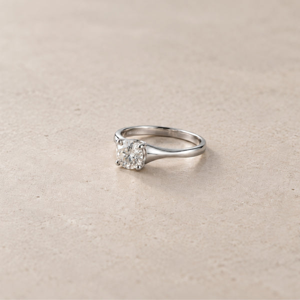 ANILLO SOLITARIO BANDA TRIANGULAR CON DIAMANTE 0.40 QUILATES