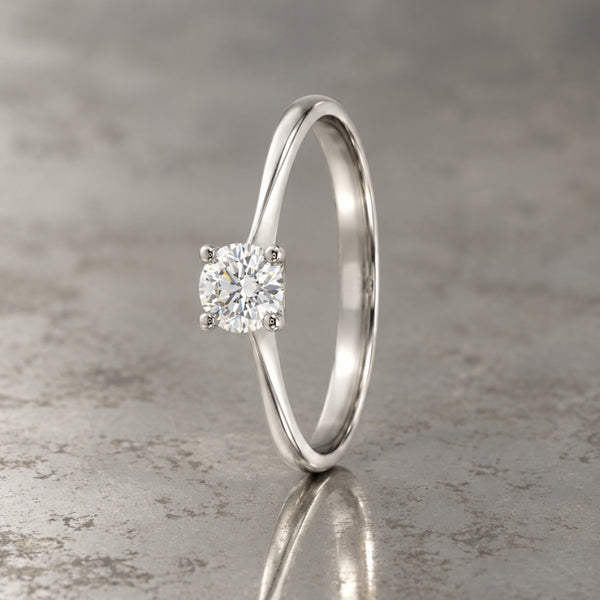 ANILLO SOLITARIO BANDA AFILADA CON DIAMANTE 0.25 QUILATES